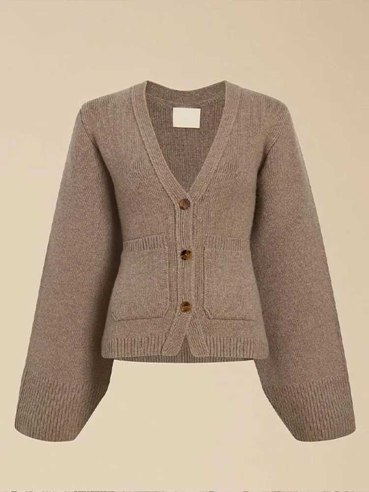 Womens khaki metal button knitted cardigan fashionable V-neck long sleeved shirt with ultra-thin pockets jumping top 2024 womens commuting jacket W241