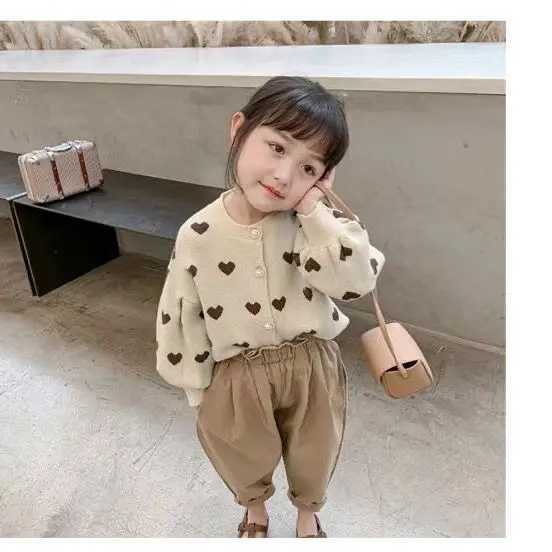 Girls knitted cardigan wool sweater with spring and autumn long sleeves loose and fashionable love jacquard design simple childrens top W241025