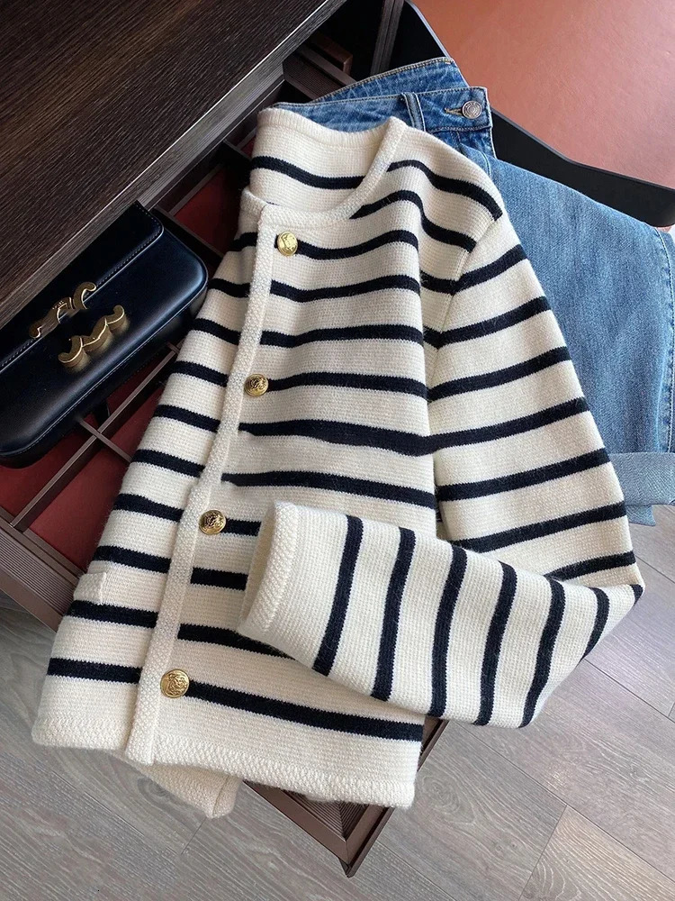 Womens fall sweater round neck striped knitted cardigan fashion long-sleeved casual short tops Korean version of the 241024