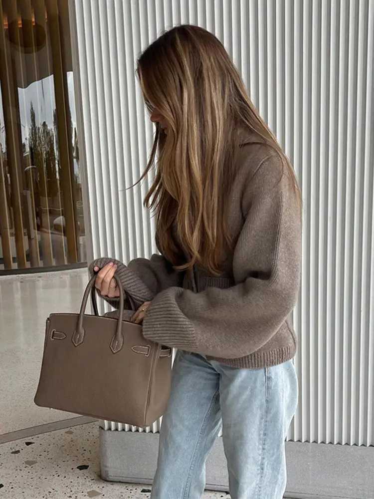 Womens khaki metal button knitted cardigan fashionable V-neck long sleeved shirt with ultra-thin pockets jumping top 2024 womens commuting jacket W241