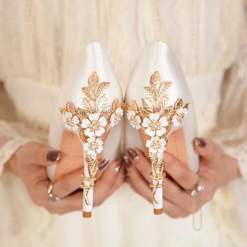 High Quality Luxury metal flower shoes with crystal bridal shoes womens Pointed soft silk dress shoes light sexy high heels pump womens party shoes T2