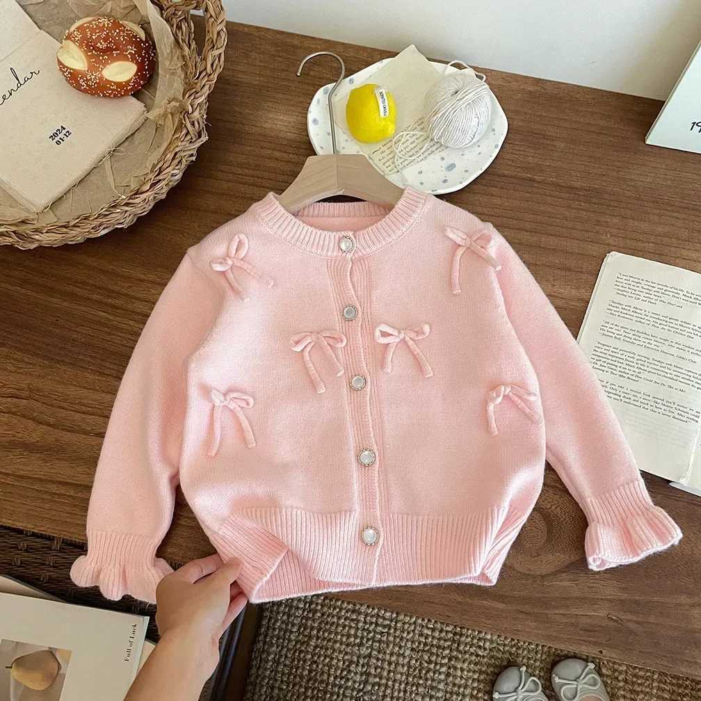 New girls bow knitted cardigan and cardigan wool sweater for autumn and winter 2024 cute baby sweet top casual and fashionable W241025