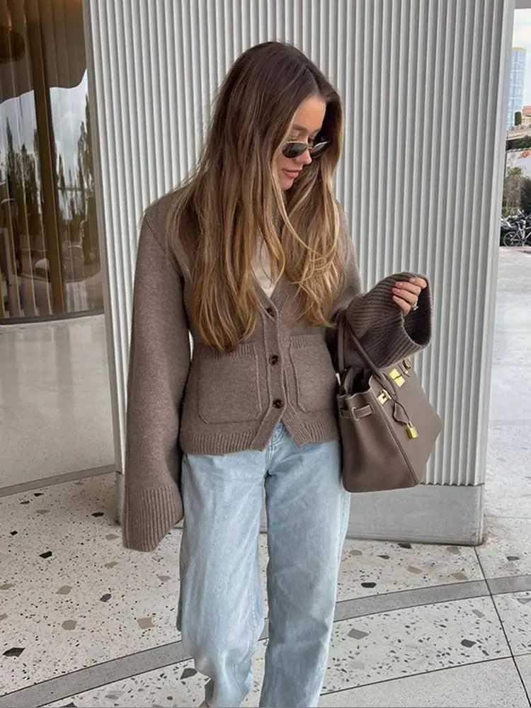 Womens khaki metal button knitted cardigan fashionable V-neck long sleeved shirt with ultra-thin pockets jumping top 2024 womens commuting jacket W241