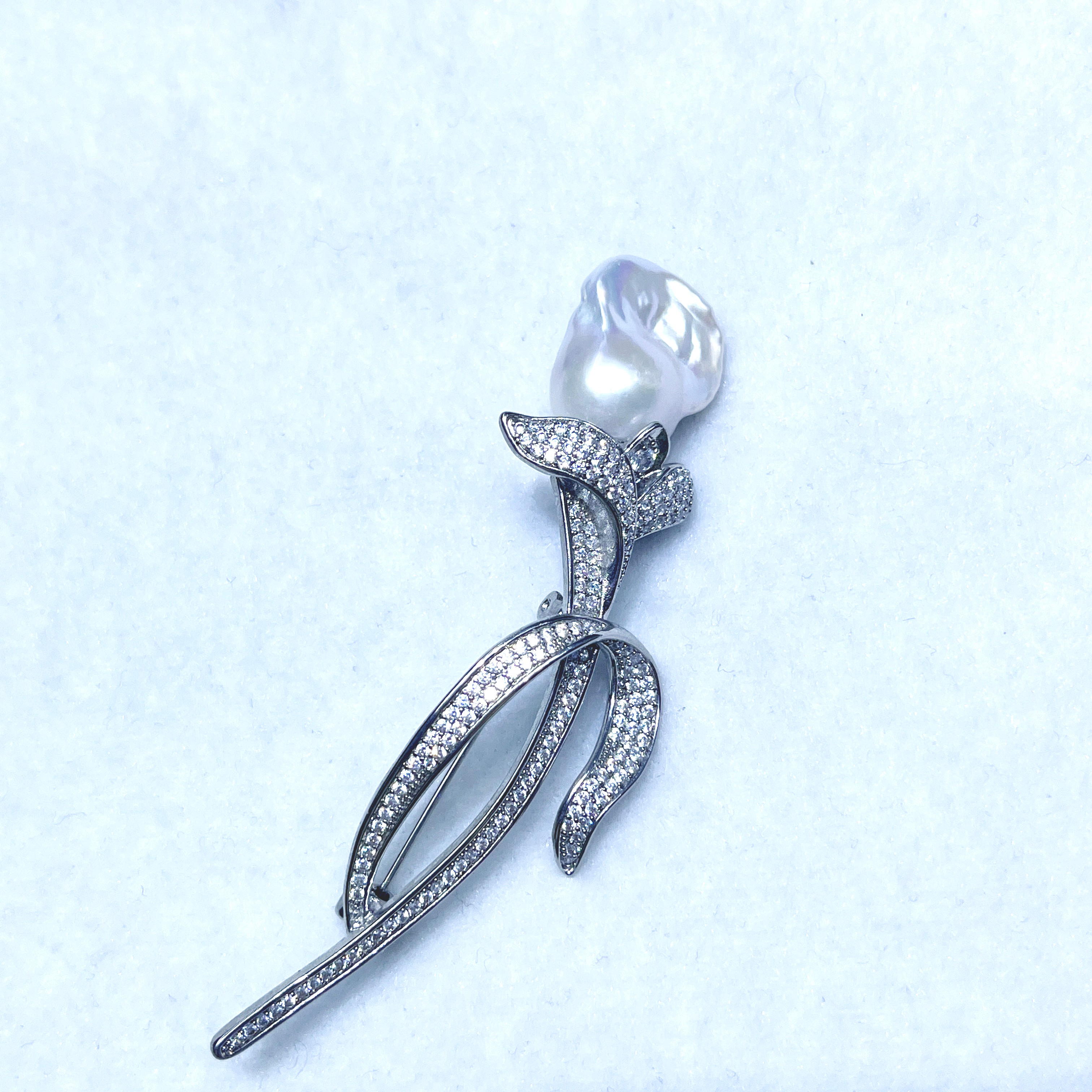 Luxury Minimalist Pearl and Diamond Butterfly Brooch for Women's Accessories
