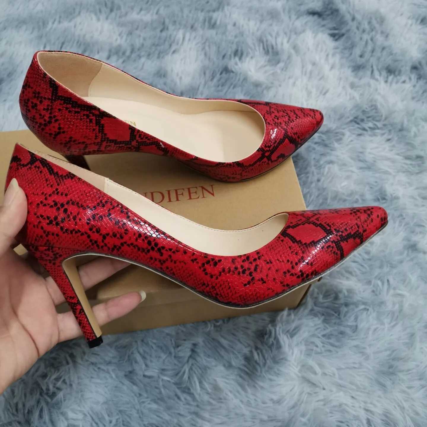 High Quality 13 Style Womens Large Pump Classic Sexy Pointed Toe 9cm Medium High Heel Womens Pump Artificial Black Red Office Party Wedding Shoes T241