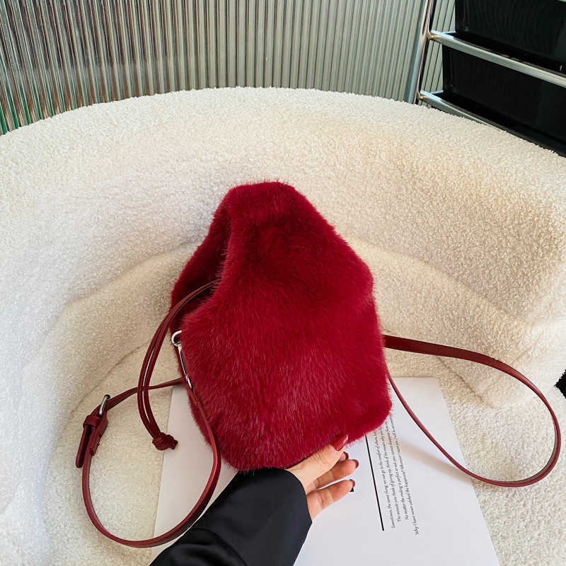 Autumn winter fur bag, female design, hand-held bucket bag, fashionable handbag, trendy crossbody plush bag 241015