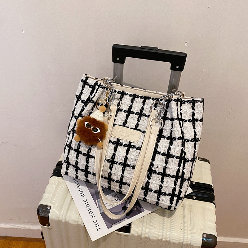 2025 Designer New Grid 2024 3 Pattern Large Capacity Fashion Tote Versatile Single Shoulder Commuter Bag for Women