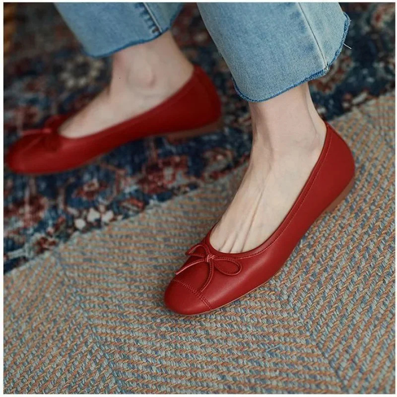Spring 2024 Womens Bow Red Shoes Versatile Round Head Soft soled Flat Shoes Shallow Mouth Mom 241024