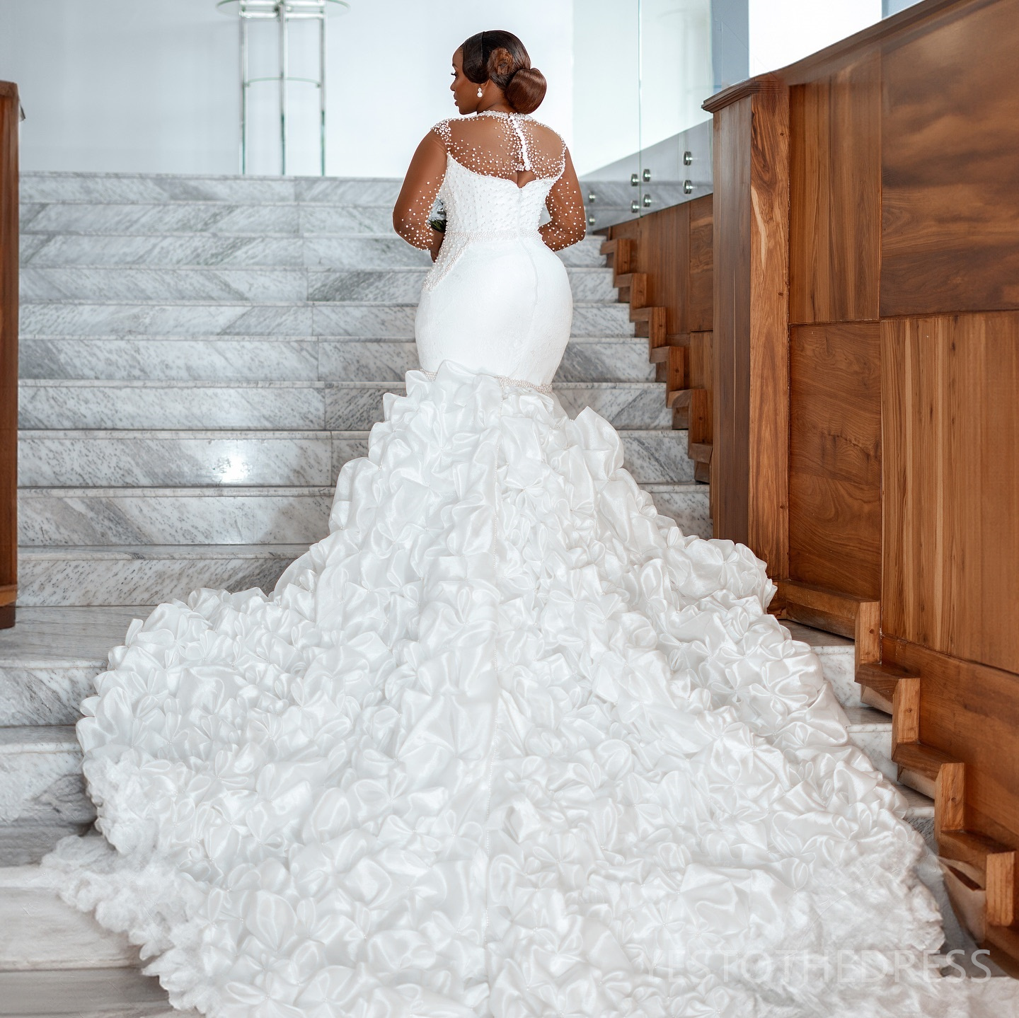 2024 Plus Size Mermaid Dress Bridal Bride Sheer Neck Long Sleeves Beaded Pearls Pleated Wedding Gowns For African Arabic Black Women D370