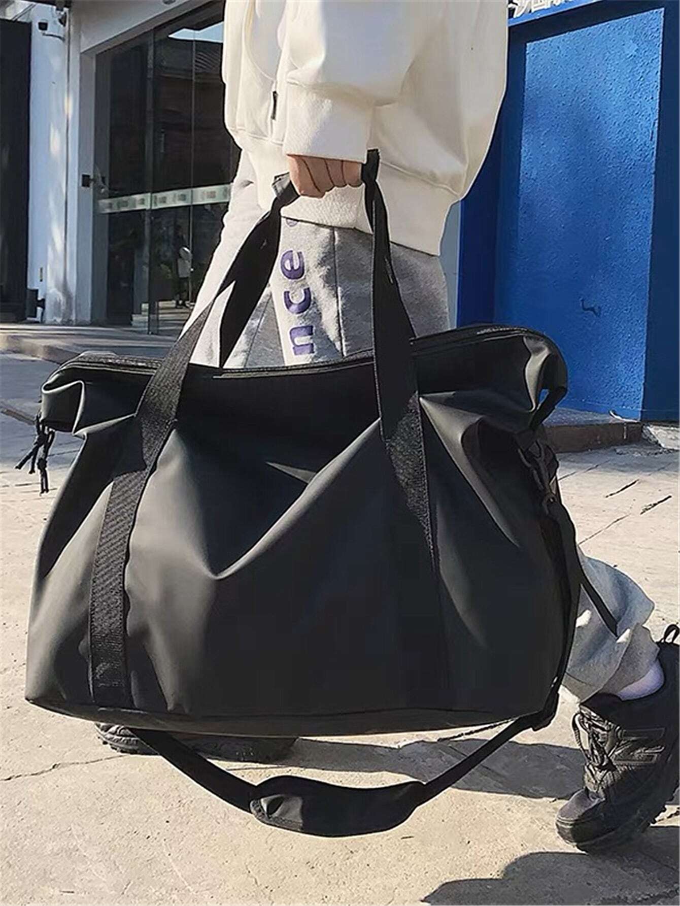 New designer handheld large capacity sports and lightweight storage bag, single shoulder crossbody bag