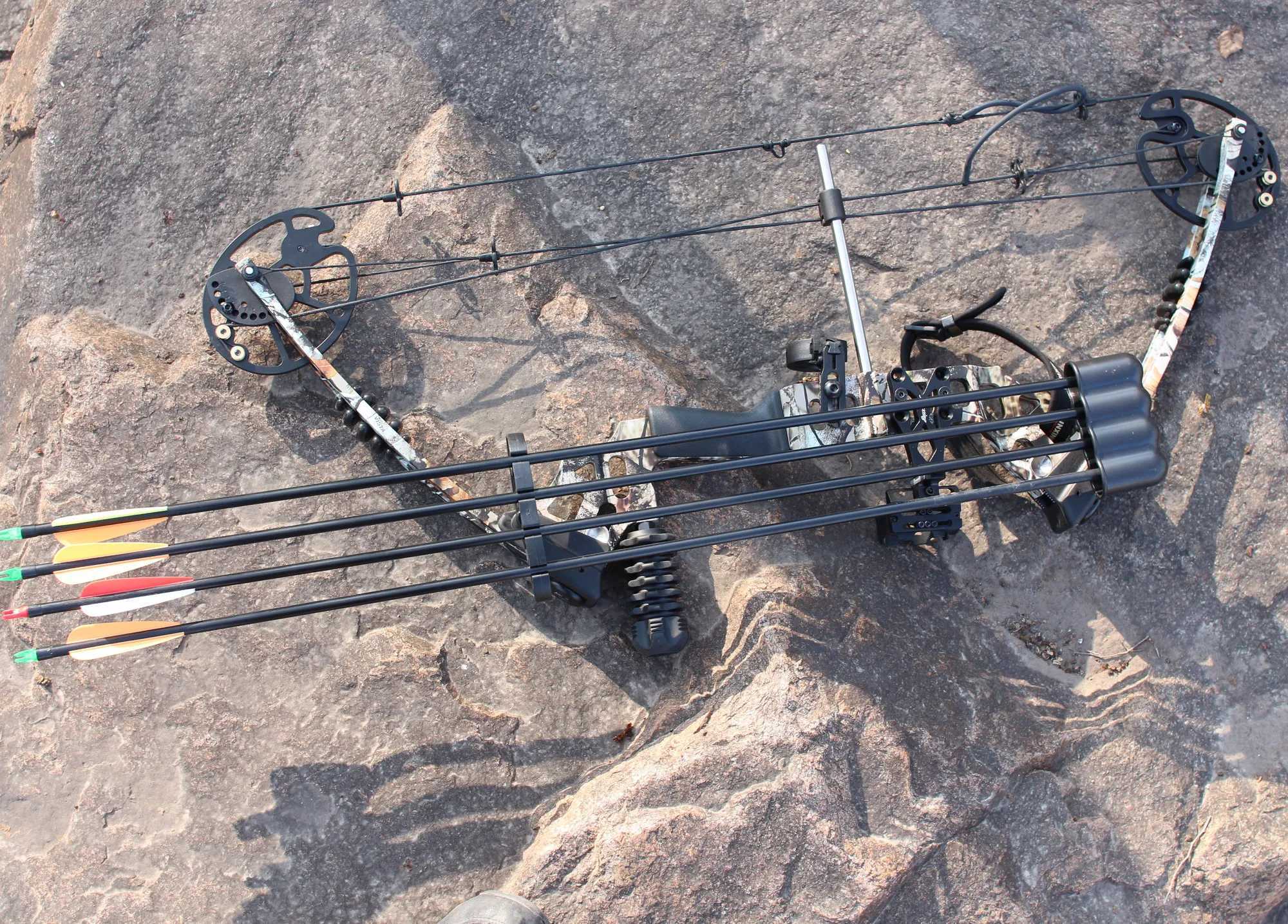 Camouflage composite bow and arrow set all accessories right-handed for outdoor hunting weighing 20-70 pounds W241026