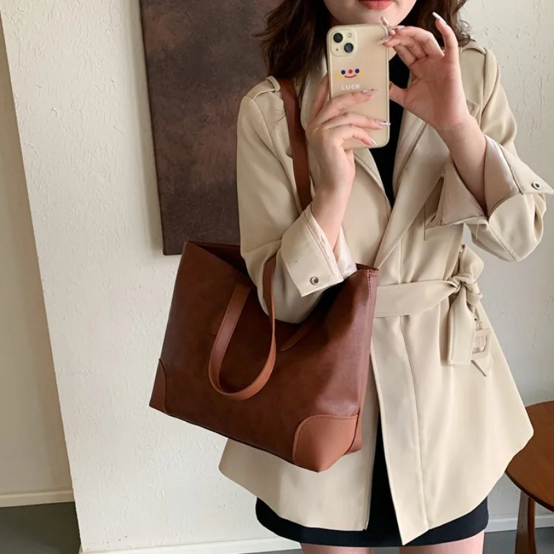 Retro Large Capacity Soft Leather Tote Bag AutumnWinter Versatile Instagram Commuting One Shoulder Underarm Mommy Bag 241025