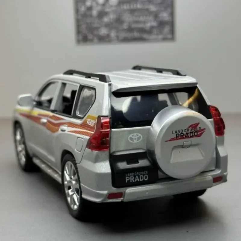 High Quality Allloy Casting 1 32 1/24 Scale Toyota Prado Off road Vehicle Model Sound and Light Simulation Metal Land Cruiser Car Toy Children T241025