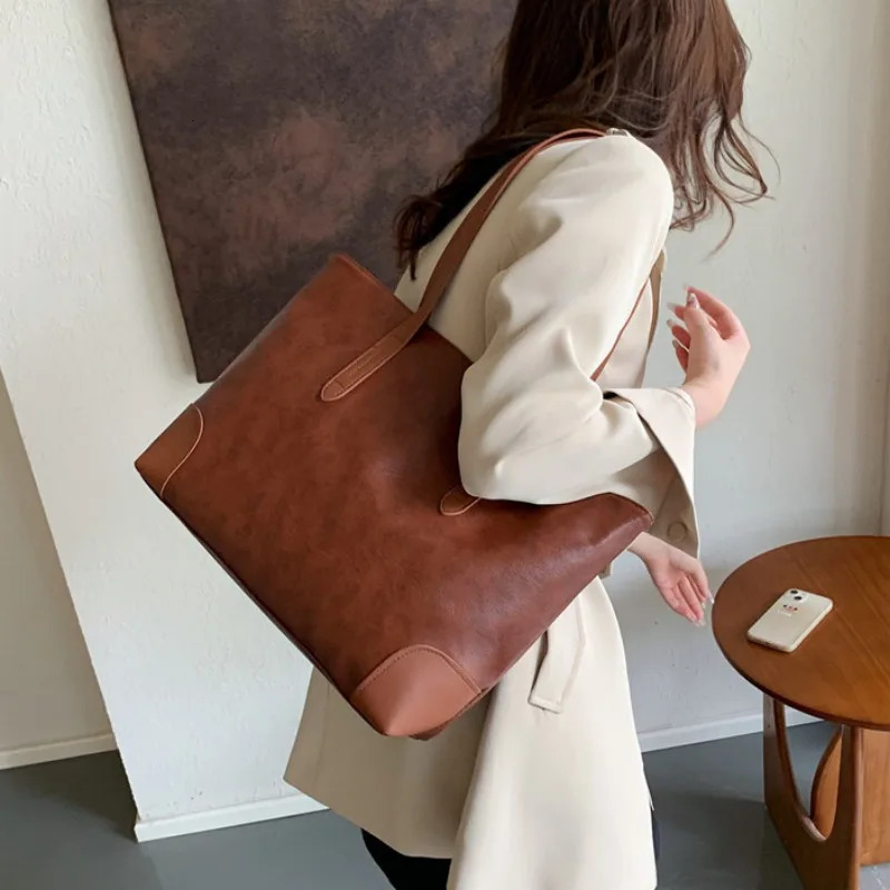 Retro Large Capacity Soft Leather Tote Bag AutumnWinter Versatile Instagram Commuting One Shoulder Underarm Mommy Bag 241025