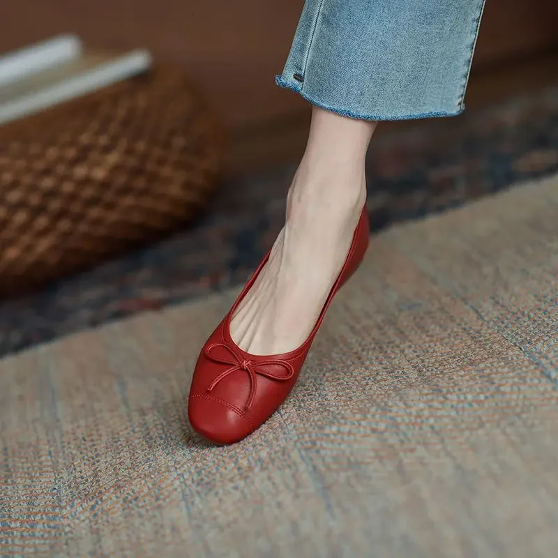 Spring 2024 Womens Bow Red Shoes Versatile Round Head Soft soled Flat Shoes Shallow Mouth Mom 241024