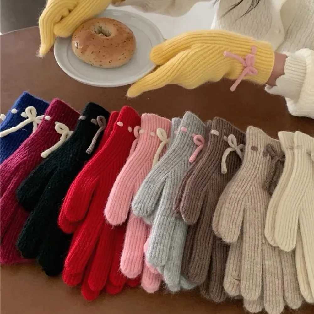 1 pair of outdoor womens autumn thick Gs bow knot Y2k warm expression Gs long gray retro Gs knitted Gs W241026
