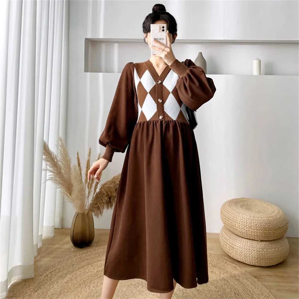 Pregnant womens clothing autumn and winter long knitted dress 2023 new button V-neck patch work womens pregnant womens dress sweater W241026