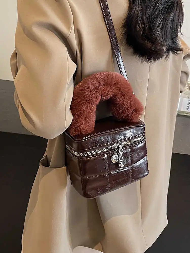 Retro Mini Womens Luggage Autumn Plush Handbag Retro Cross Body Bucket Bag Fashion Zipper Style Shoulder Bag 241025