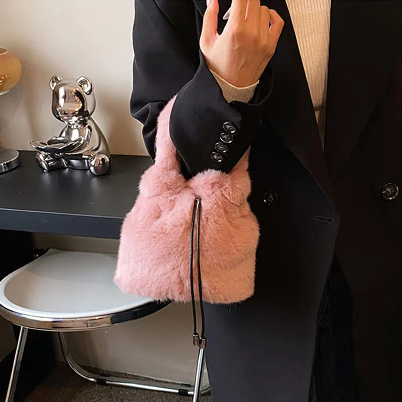 Fashion Polyester Mobile Phone Versatile Plush Bucket Bags Womens Plush Shoulder Bag Small Cross Body Bag Outdoor Shopping 241025