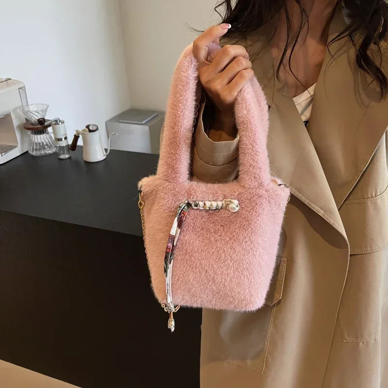 Early autumn plush bag Versatile Crossbody bag fashionable sweet high-end feeling Western style handbag 241025