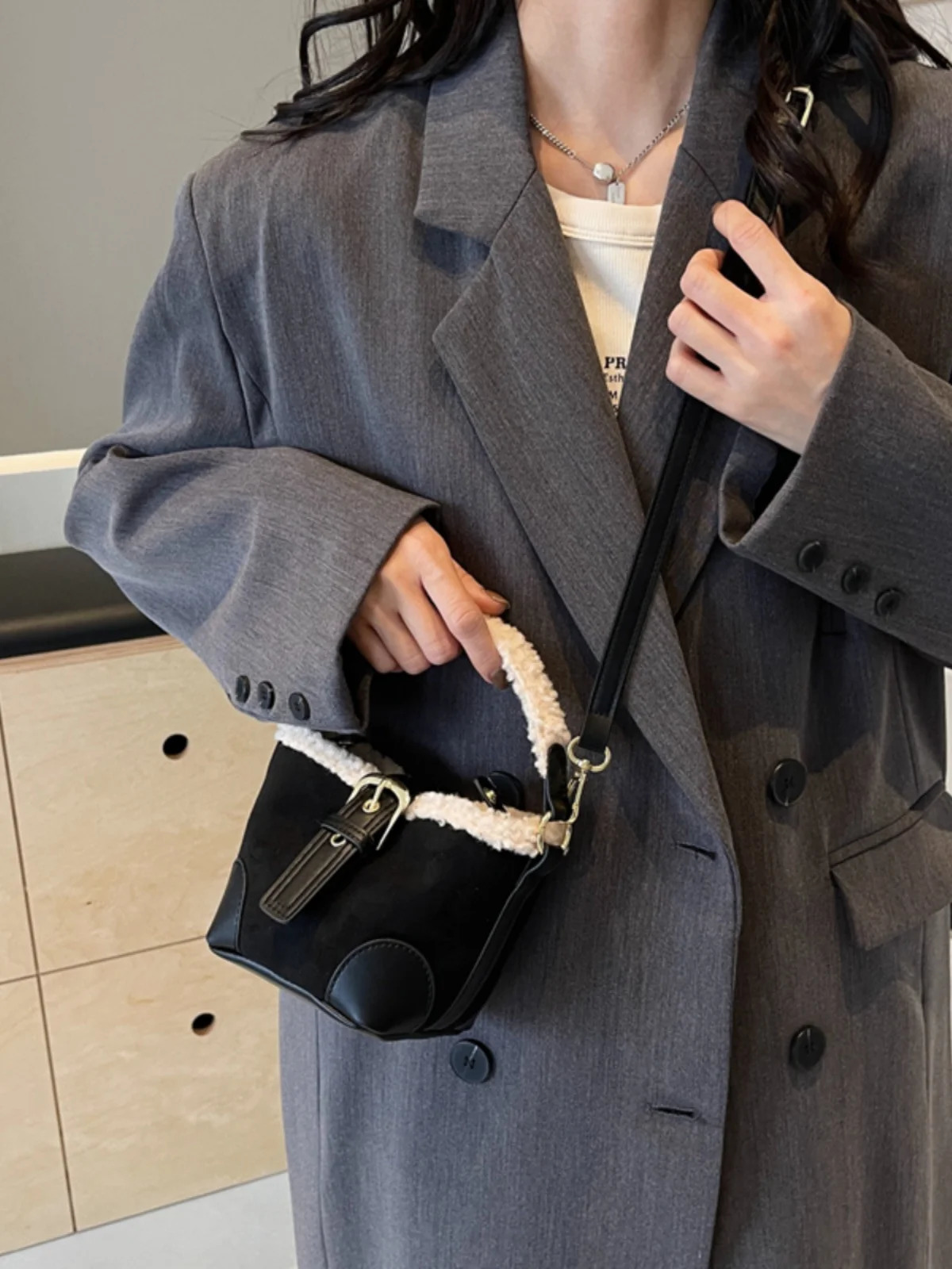 Matte suede plush edge mini bucket bag suitable for female comparison patch work handle winter and spring womens shoulder bag 241025