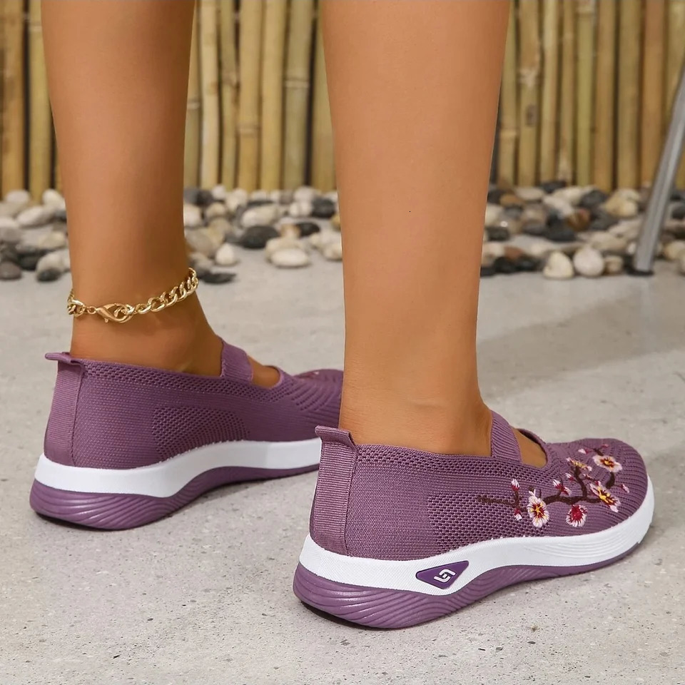 Womens solid color knitted sports shoes lightweight soft soled walking shoes with floral embroidery low top breathable shoes 241024