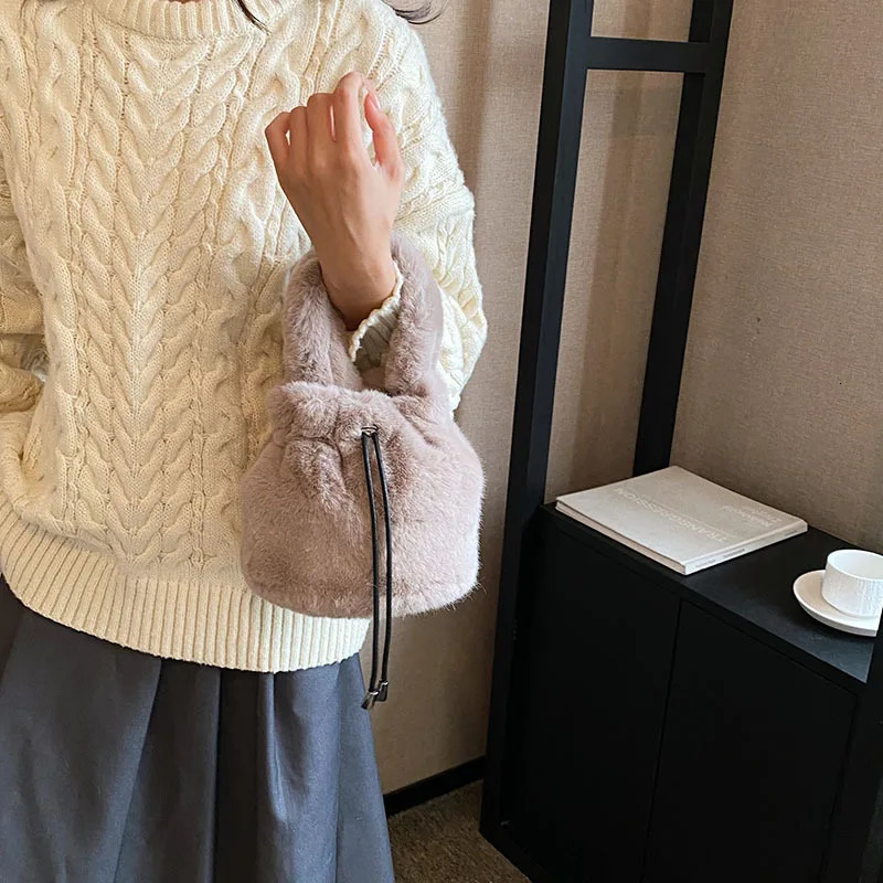 Autumn and Winter Plush Bag Womens Fashion Portable Bucket Bag Pump with Simple One Shoulder Oval Large Span Hair Bag 241025