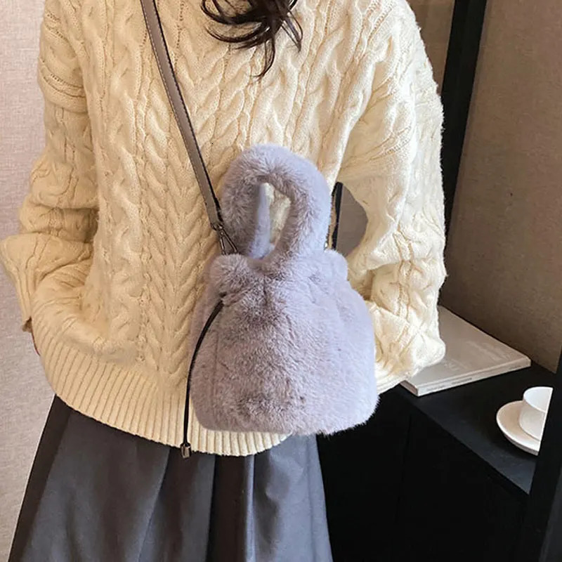 Fashion Polyester Mobile Phone Versatile Plush Bucket Bags Womens Plush Shoulder Bag Small Cross Body Bag Outdoor Shopping 241025