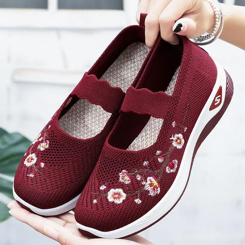Womens solid color knitted sports shoes lightweight soft soled walking shoes with floral embroidery low top breathable shoes 241024