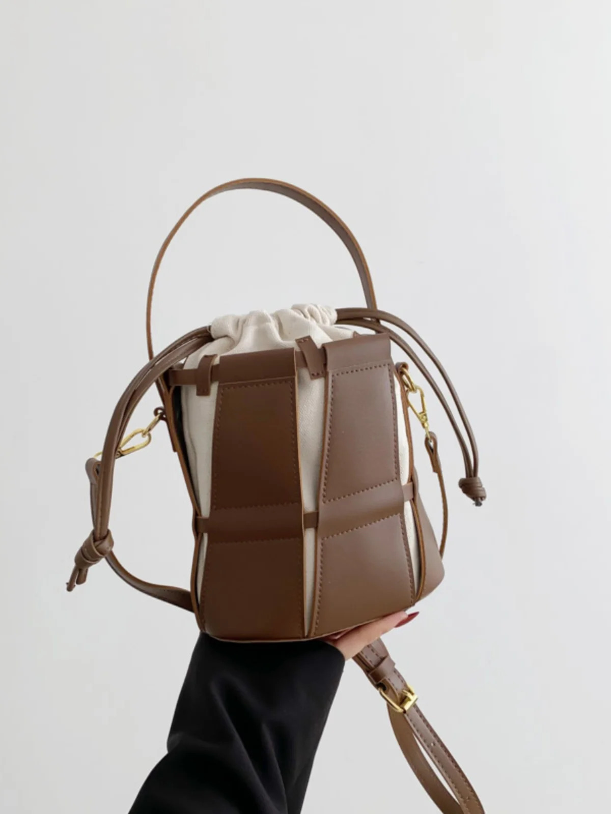 Womens hollow bucket bag high-end single shoulder handbag womens retro PU leather texture cross body bag 241025