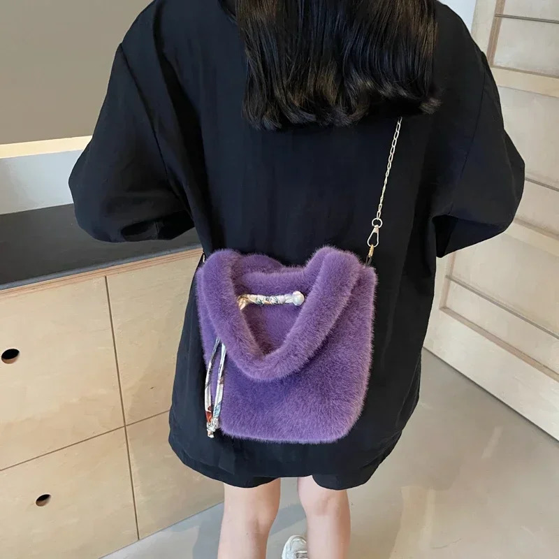 Early autumn plush bag Versatile Crossbody bag fashionable sweet high-end feeling Western style handbag 241025