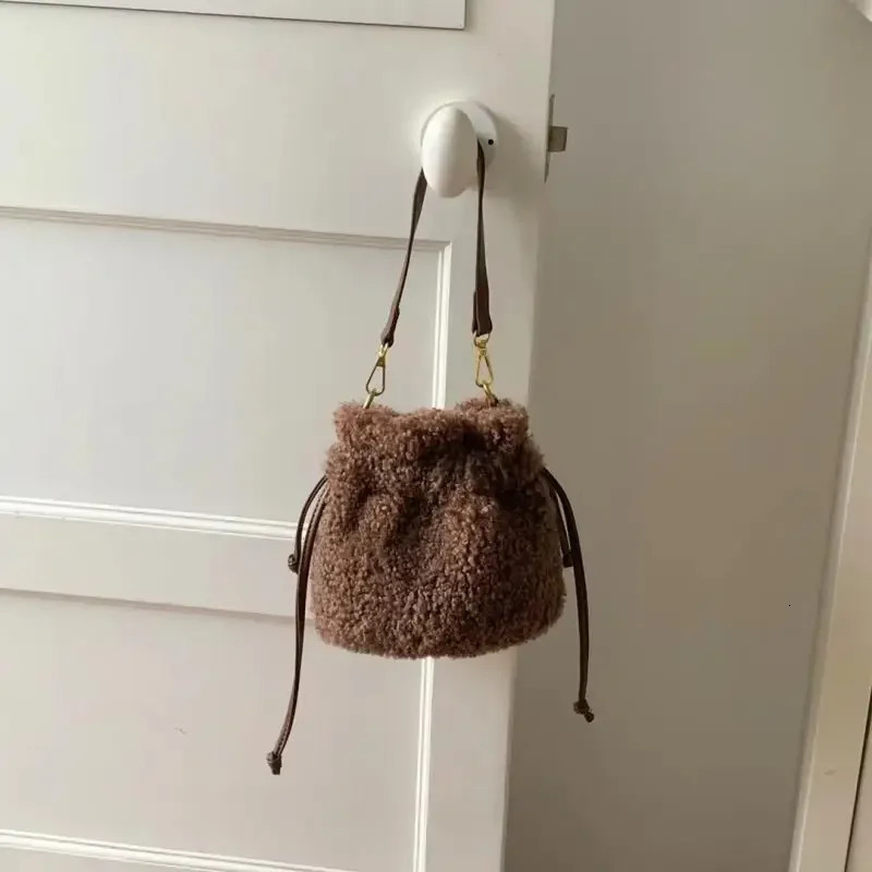 Womens Plush Bag Fashion Niche Retro Plush Mop Bag Versatile Single Shoulder Horizontal Bag 241025