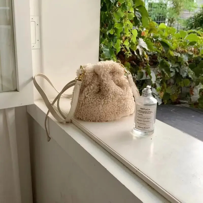 Womens Plush Bag Fashion Niche Retro Plush Mop Bag Versatile Single Shoulder Horizontal Bag 241025
