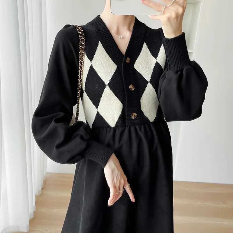 Pregnant womens clothing autumn and winter long knitted dress 2023 new button V-neck patch work womens pregnant womens dress sweater W241026