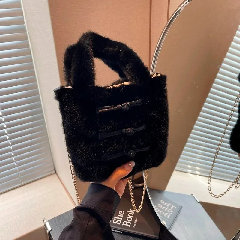 Fashionable Chinese retro shoulder bag autumn and winter simple chain womens cross body bag plush version bucket bag 241025
