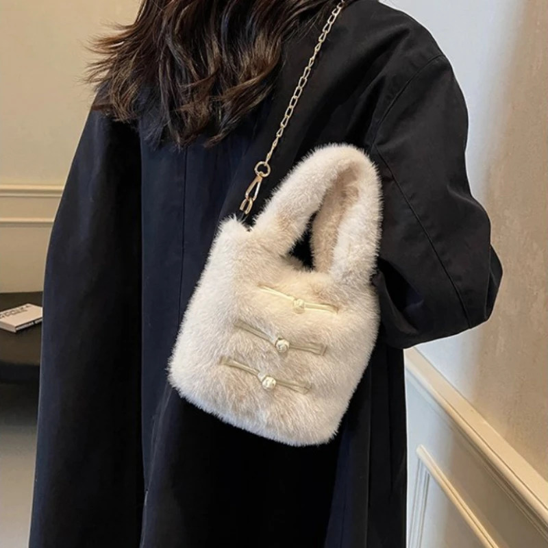 Fashionable Chinese retro shoulder bag autumn and winter simple chain womens cross body bag plush version bucket bag 241025