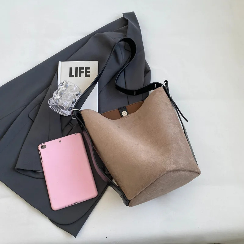 Nigedu womens bucket bag matte leather womens messenger bag cross body bag wide shoulder strap womens handbag Bolsos black 241025