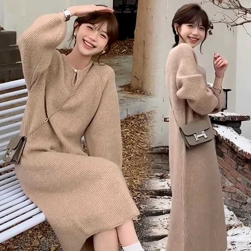 High quality long sleeved V-neck knitted dress for pregnant women in autumn and winter plus size maternity sweater W241026