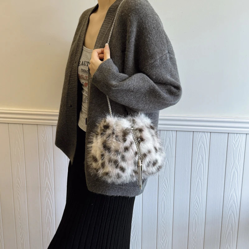 Womens trend version leopard print plush shoulder cross body bag simple casual fashion storage bag 241025