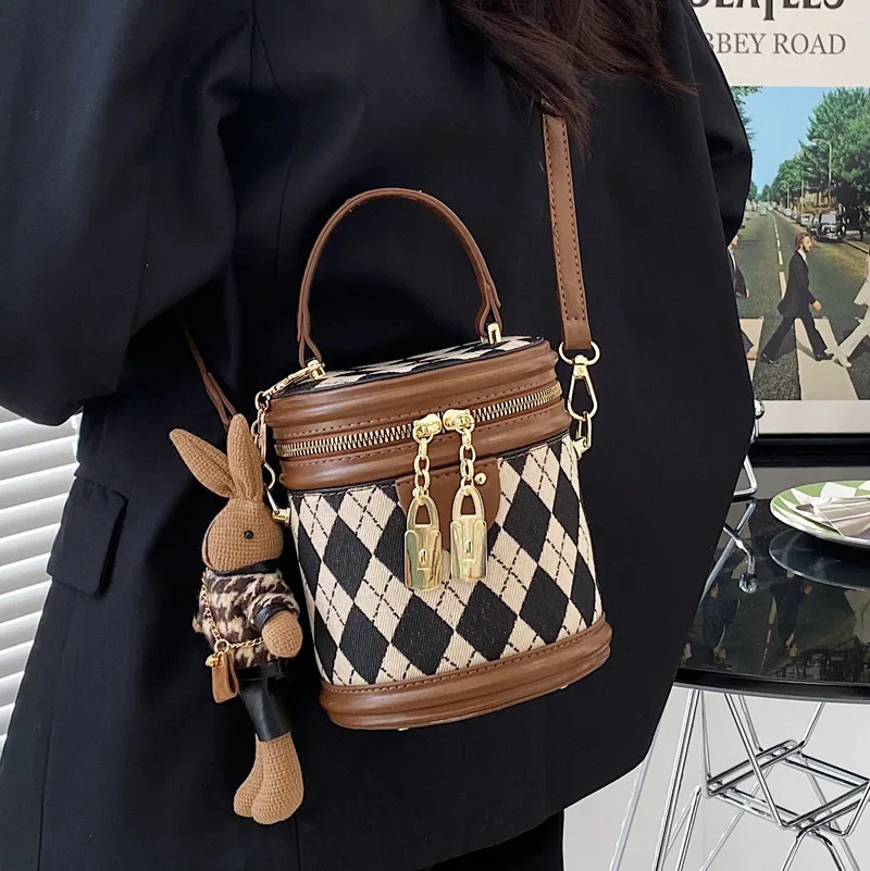 Womens Fashion Zipper Womens Small Handbag Womens Leather Bucket Shoulder Bag Trend Pendant 241025