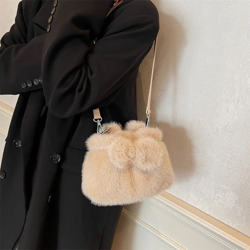 Cute plush handbag autumn/winter plush bucket bag shoulder messenger bag 241025