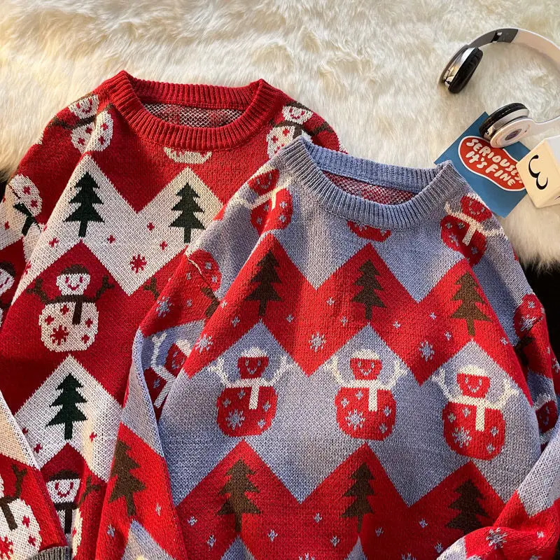 In the winter of a couple sewed Christmas tree jacquard sweaters 241025