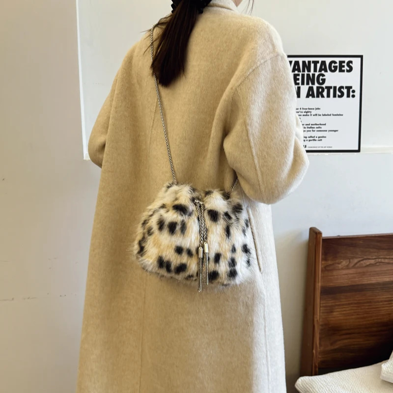 Womens trend version leopard print plush shoulder cross body bag simple casual fashion storage bag 241025