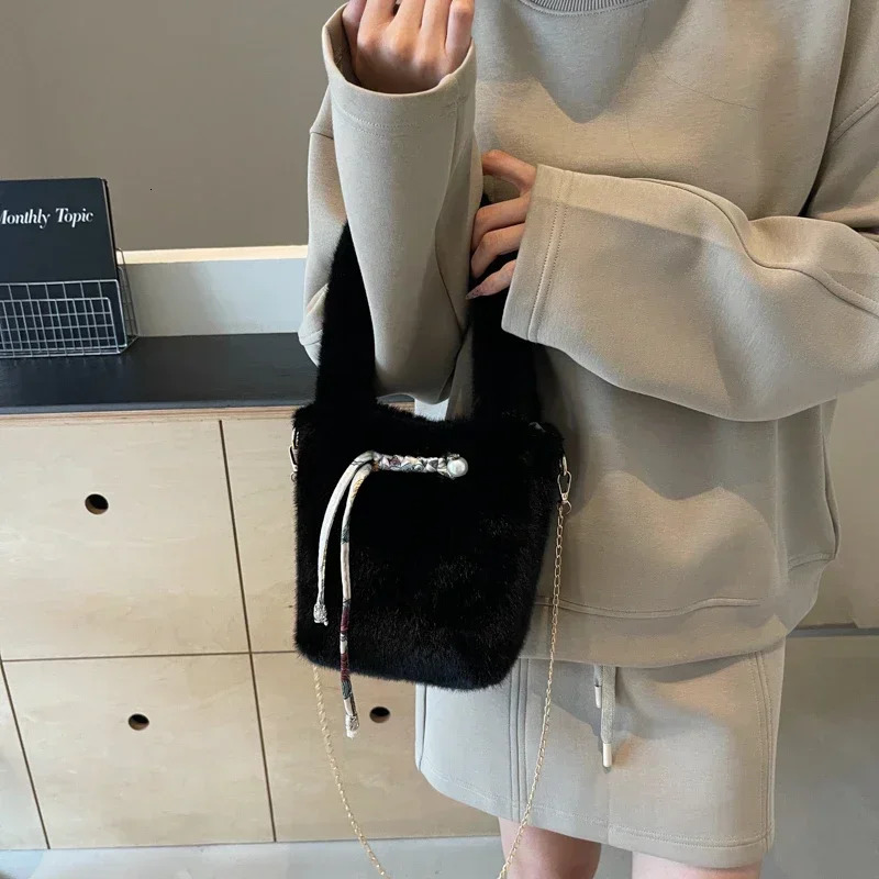 Early autumn plush bag Versatile Crossbody bag fashionable sweet high-end feeling Western style handbag 241025