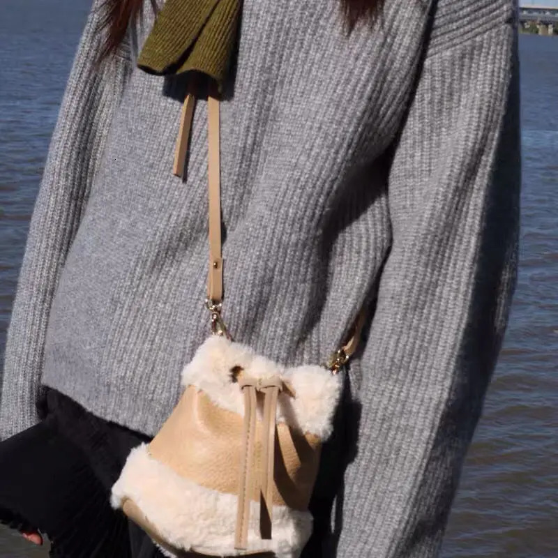 Plush splicing PU bucket bag autumn and winter color contrast brushed horizontal bag Korean mini handheld shoulder bag 241025