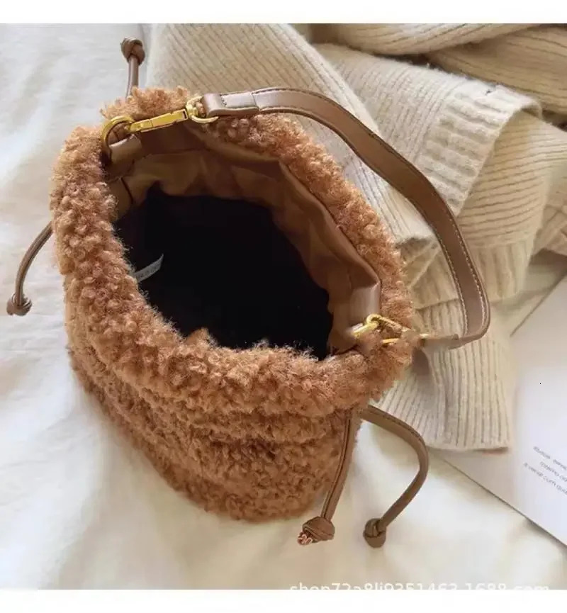 Womens Plush Bag Fashion Niche Retro Plush Mop Bag Versatile Single Shoulder Horizontal Bag 241025