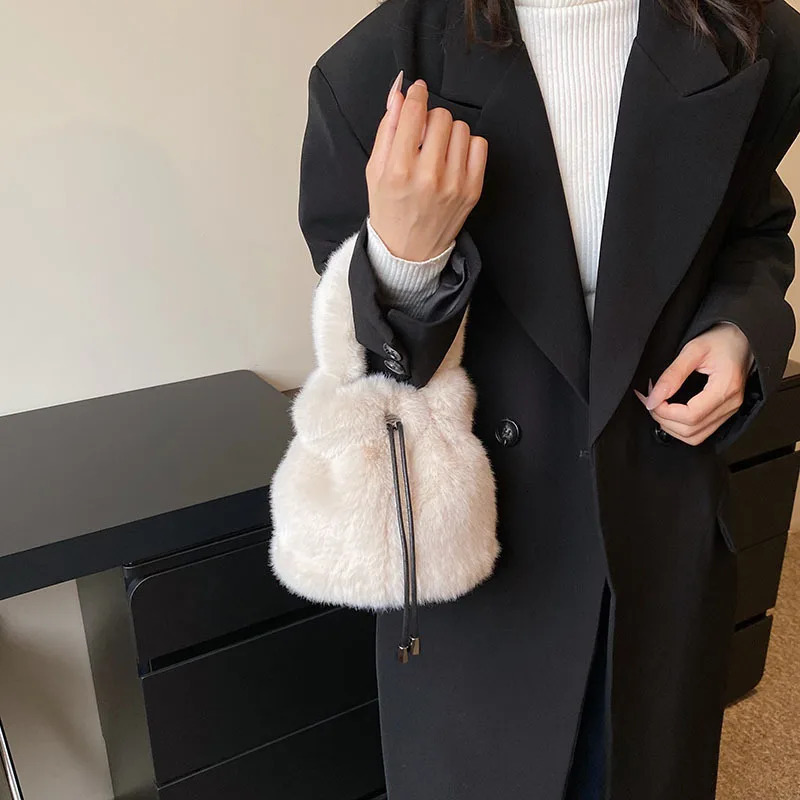 Autumn and Winter Plush Bag Womens Fashion Portable Bucket Bag Pump with Simple One Shoulder Oval Large Span Hair Bag 241025