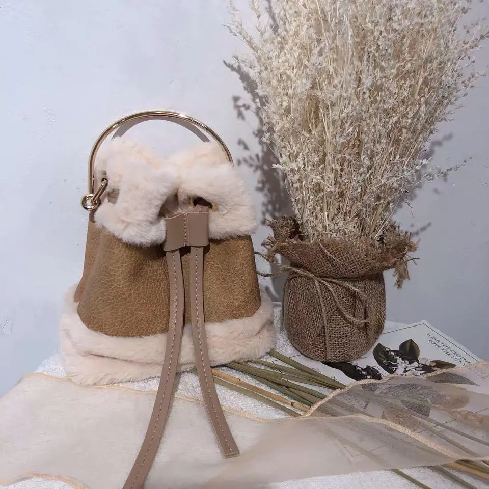 Plush splicing PU bucket bag autumn and winter color contrast brushed horizontal bag Korean mini handheld shoulder bag 241025