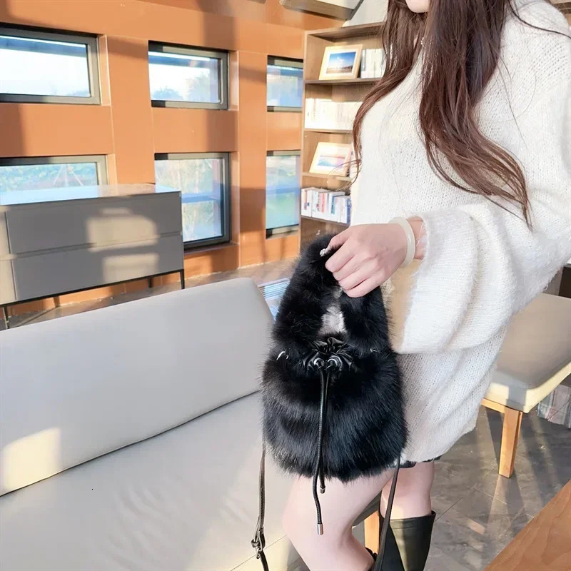 Solid color soft plush shoulder bag winter fashion womens fluffy handbag faux fur womens bucket cross body bag 241025