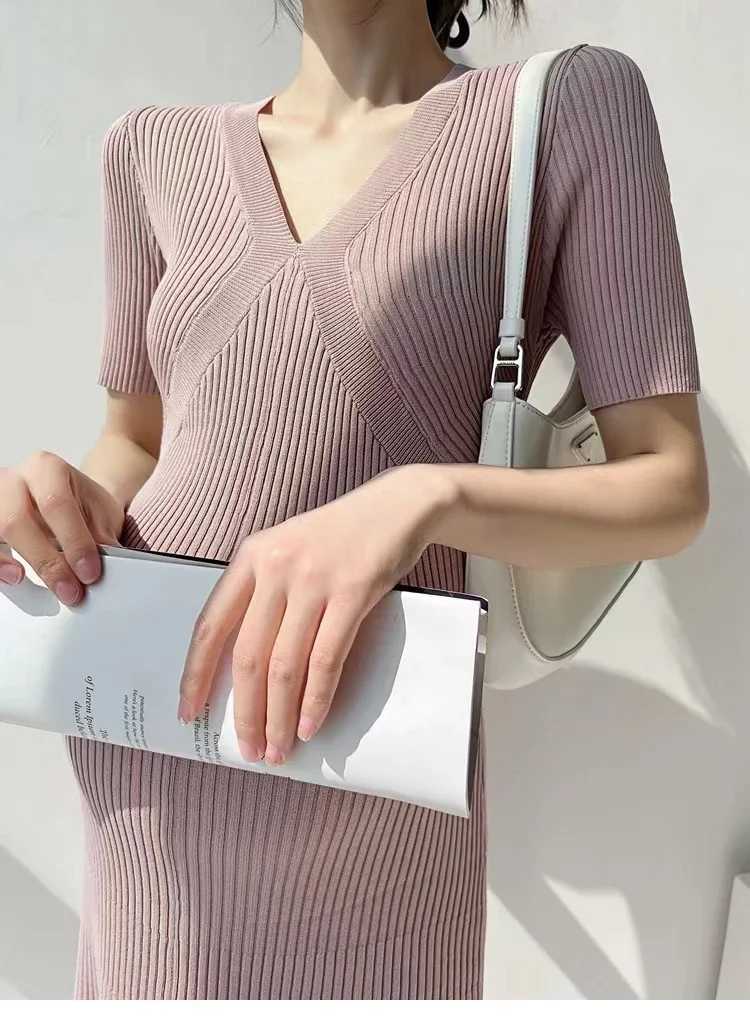 Korean style pregnant womens knitted dress solid color short sleeved V-neck high waisted pregnant womens stretch dress W241026